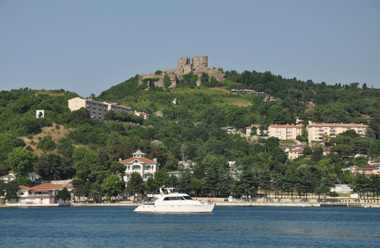 Anadolu_Kavagı_with_Yoros_Castle_in_Istanbul_Turkey