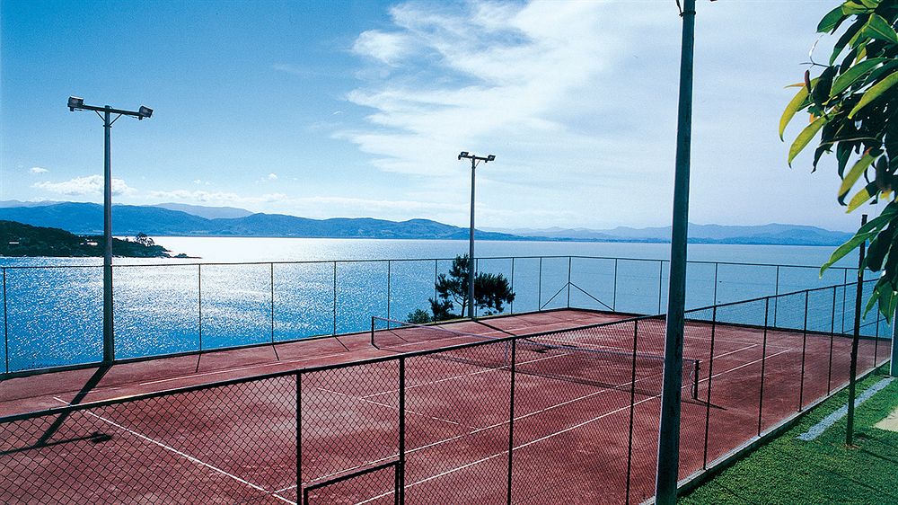 Ponta dos Ganchos Resort tennis court