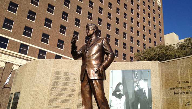 jfk-bronze-statue-hilton-fort-worth